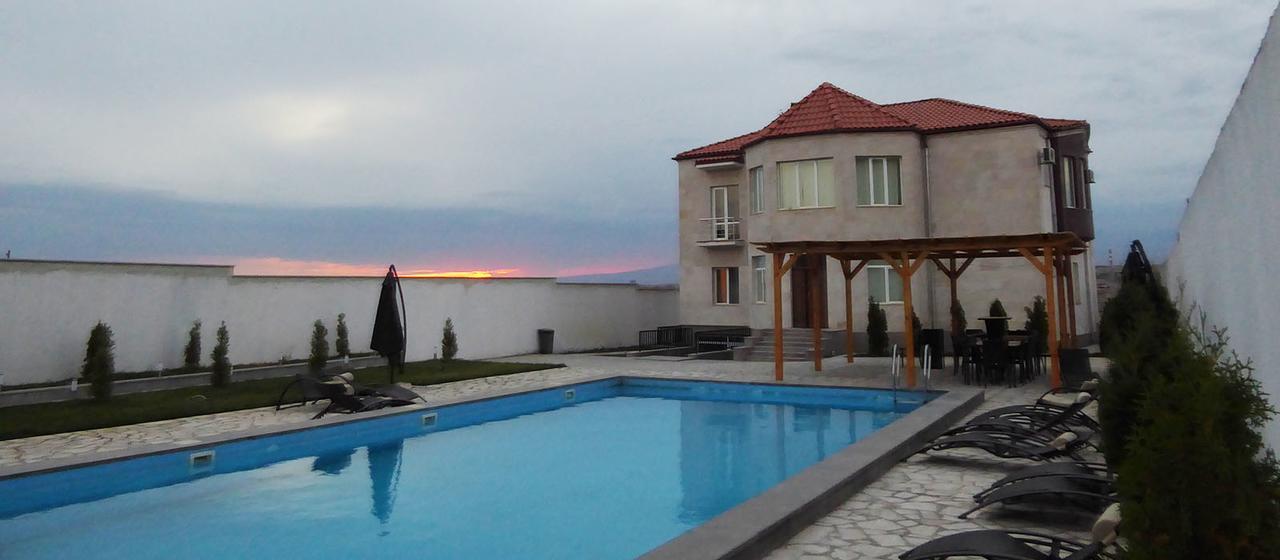 Ossanna Hotel Erivan Exterior foto