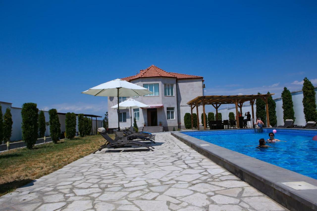 Ossanna Hotel Erivan Exterior foto